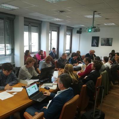 foto partecipanti introno ai tavoli di lavoro